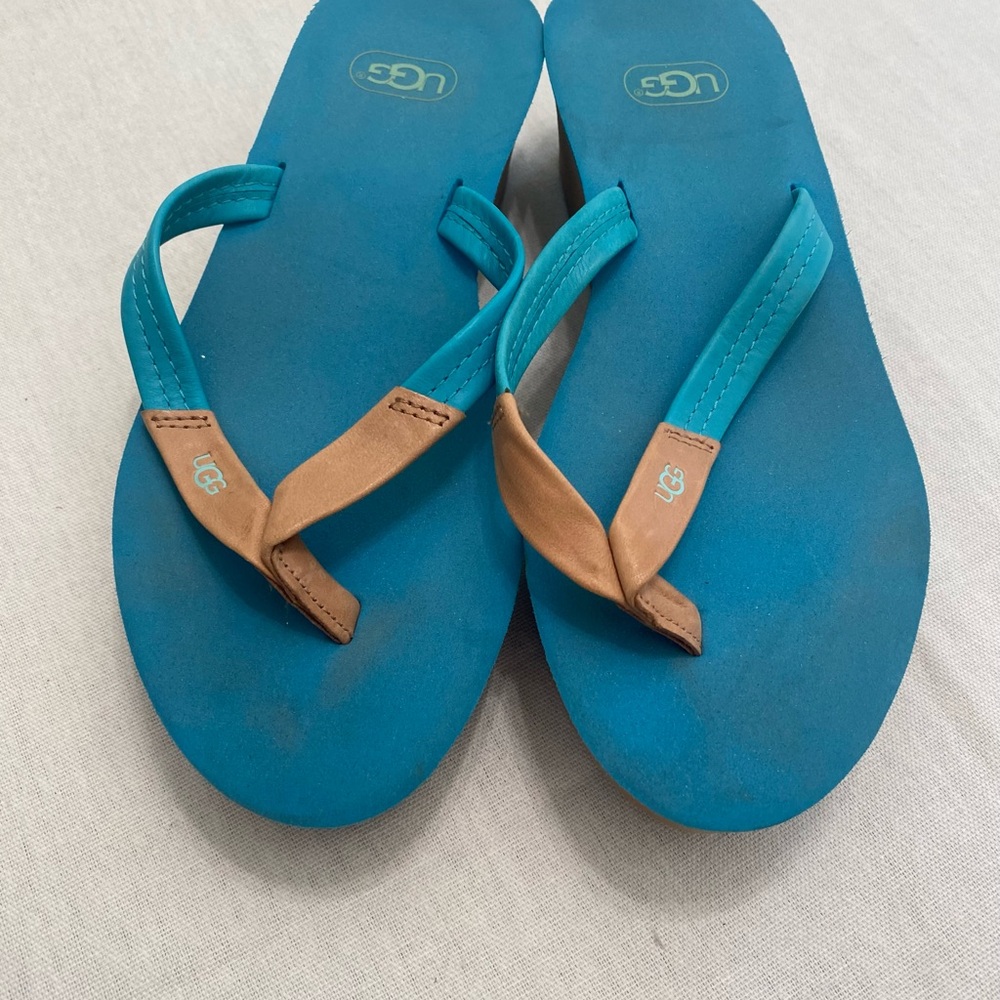 UGG Teal and Tan Flip Flops - Adorable Comfie Chic - Sz 7 - Picture 2 of 3